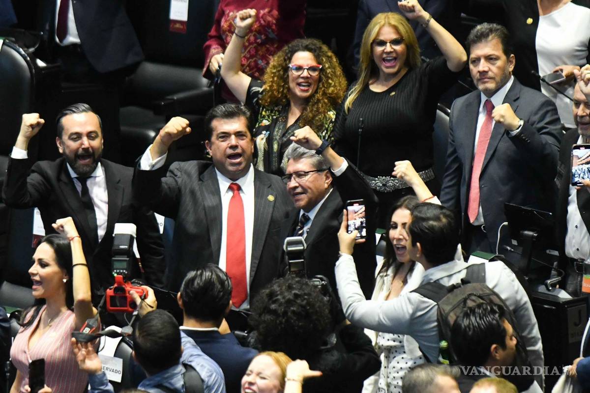 $!Ricardo Monreal, diputado y coordinador de Morena, festeja con sus compañeros de bancada la mayoría calificada.