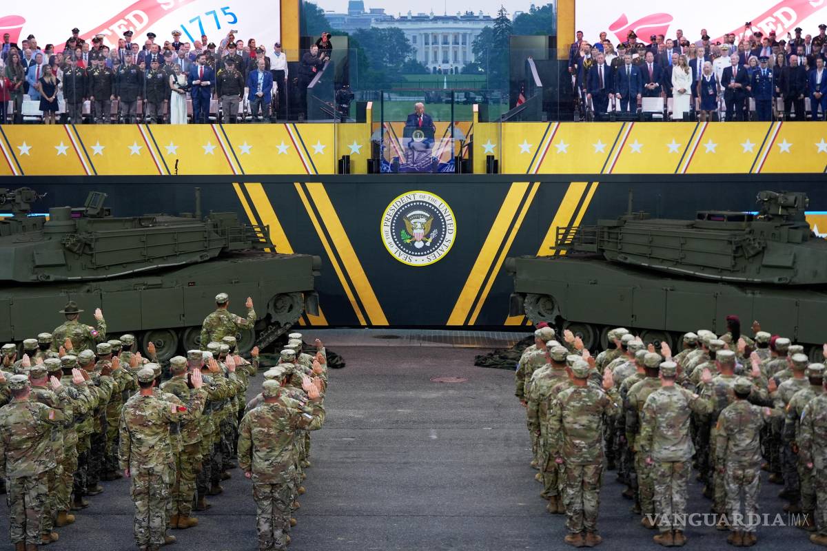 Trump enaltece al Ejército y advierte a enemigos de EU durante desfile militar