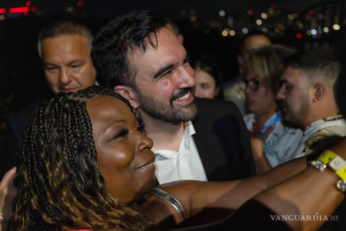 $!El alcalde electo de la ciudad de York, Zohran Mamdani, posa para una selfie durante la conferencia SOMOS Puerto Rico en San Juan, Puerto Rico.