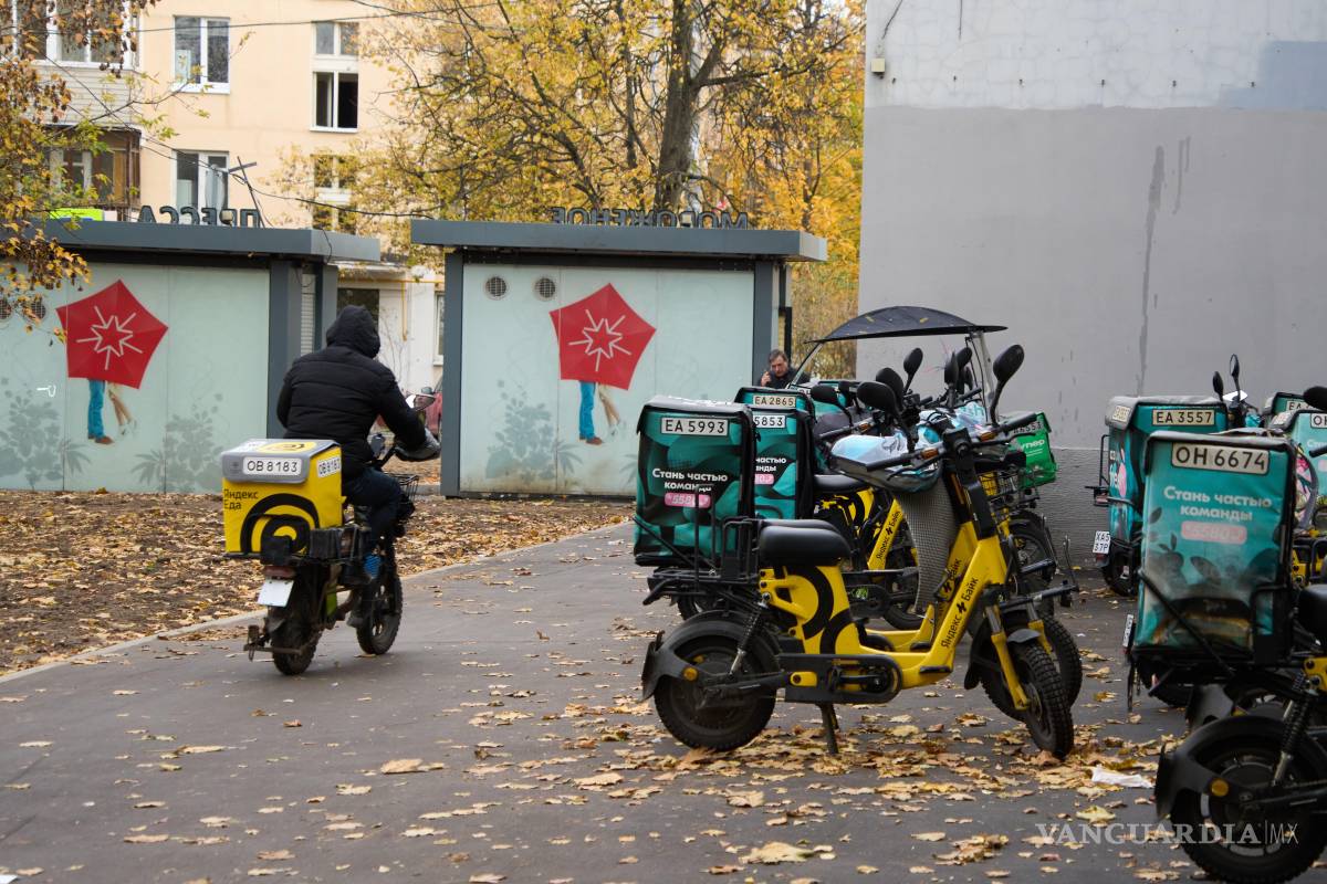 $!Un repartidor de comida de Yandex conduce su scooter en Moscú, Rusia, el domingo 11 de octubre de 2026.