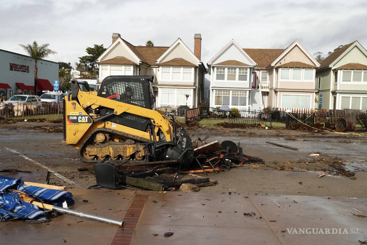 ‘Estamos atrapados aquí’; lluvias, aludes y socavones azotan a California