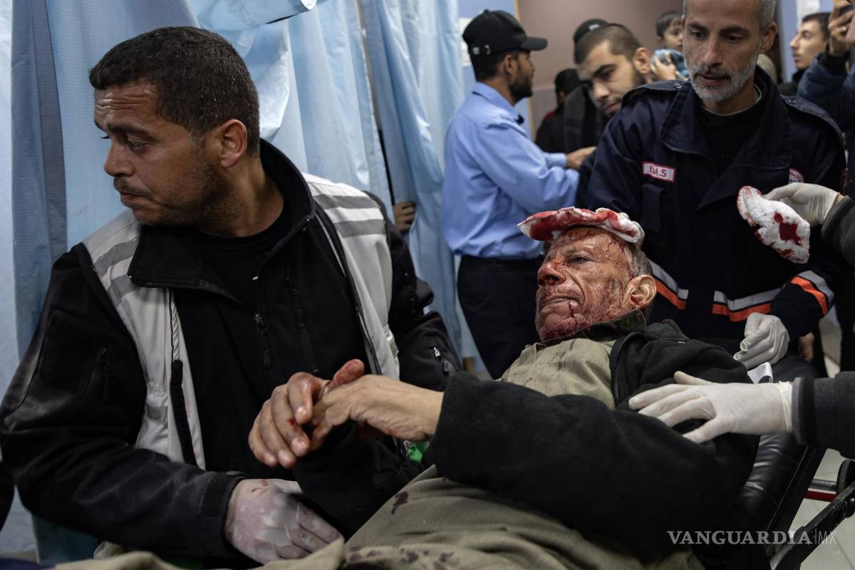 $!Un hombre herido en una camilla es trasladado al Hospital Nasser en Khan Yunis, sur de la Franja de Gaza, tras los ataques aéreos israelíes.
