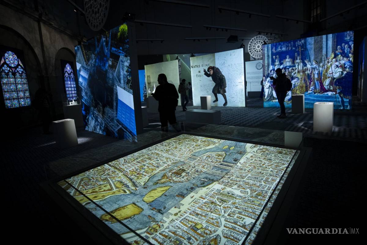 $!MEX8526.CIUDAD DE MÉXICO (MÉXICO), 18/10/2023.- Personas recorren hoy la exposición “Notre Dame en México. Visita aumentada”, en el Museo Franz Mayer de la Ciudad de México (México). La catedral parisina de Notre Dame llega a México con un viaje interactivo en una exposición inmersiva de realidad aumentada al pasado, presente y futuro para conocer su historia a partir este jueves hasta febrero de 2024 en el Museo Franz Mayer de la capital mexicana. EFE/Isaac Esquivel