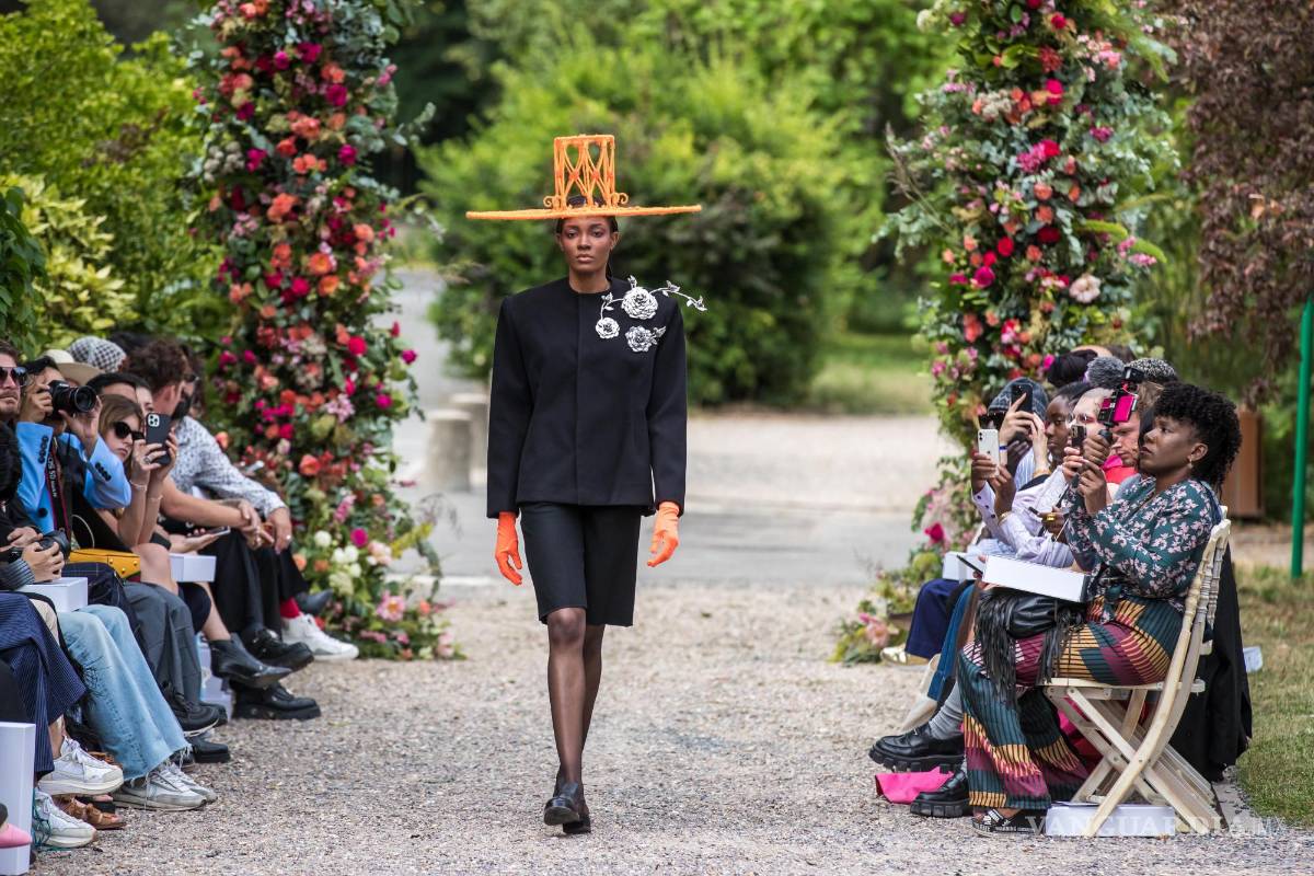 $!Una modelo presenta una creación de la colección Otoño/Invierno 2022/23 de la diseñadora española Juana Martín durante la Semana de la Moda de París.