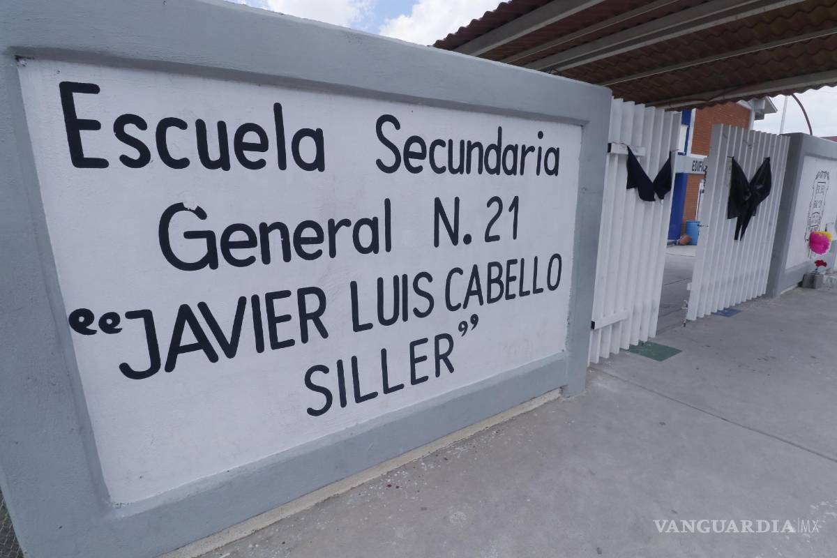 $!Un moño negro en señal de luto fue colocado sobre la entrada principal.