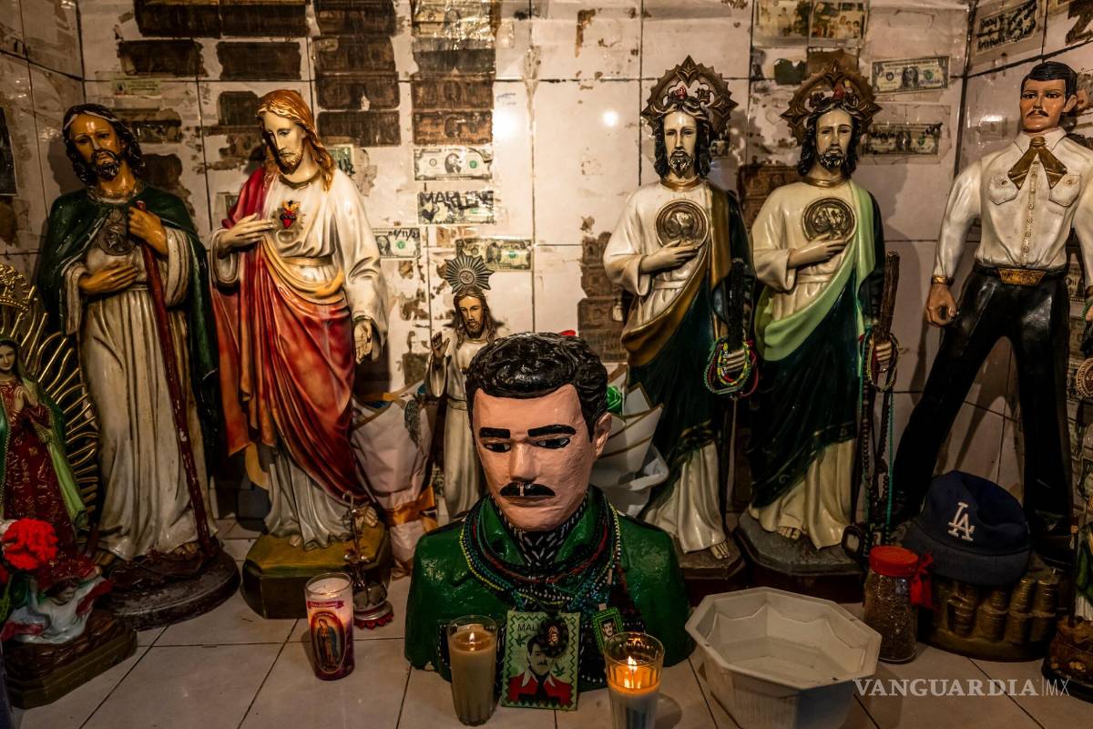 $!Ofrendas de flores, velas, fotos y billetes en un altar a Jesús Malverde un “narco-santo”, en Culiacán, México, bastión del Cártel de Sinaloa.
