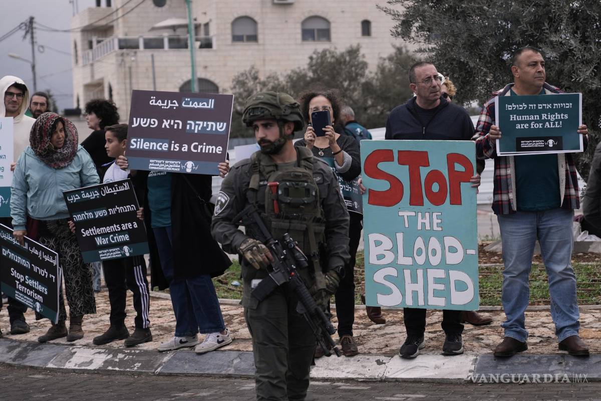 $!Activistas palestinos e israelíes participan en una protesta contra la violencia de los colonos israelíes al reunirse en la ciudad de Beit Jala, en Cisjordania.