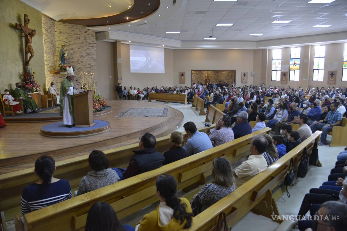 $!“Véanlo como un don, no como una regla o solamente una imposición, sino que es la ayuda adecuada para poder vivir juntos, amarse, respetarse en lo próspero y lo adverso, en la salud y la enfermedad todos los días su vida”, dijo el Obispo.