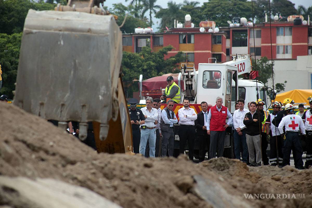 'Arreglan' socavón en el Paso Express, lo tapan pero no cambian tubería, acusan