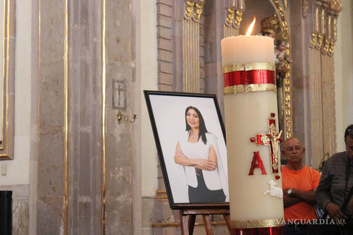 $!Familiares y amigos dieron el último adiós en una misa de cuerpo presente de la candidata Gisela Gaytán, quien fue asesinada a balazos durante un mitin el pasado lunes. La morenista fue despedida por los presentes en la Catedral de Celaya.