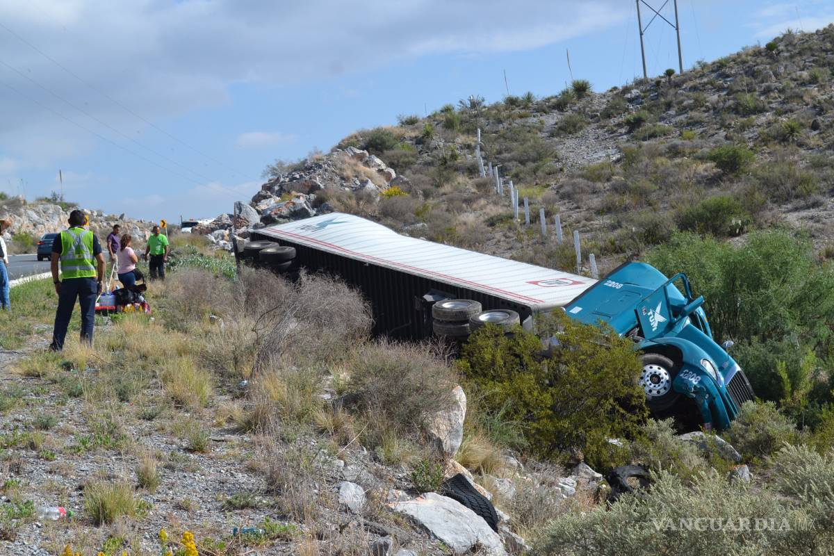 Dormita trailero y termina viaje en fondo de barranco