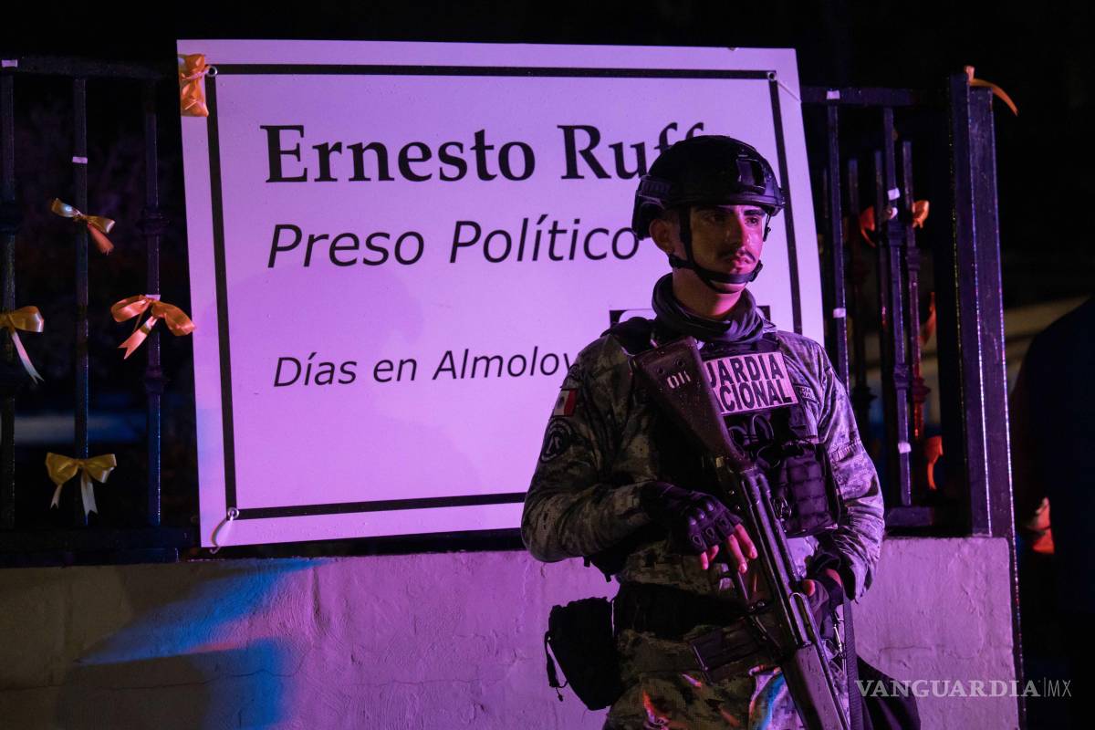 $!ENSENADA, BAJA CALIFORNIA, 28 SEPTIEMBRE 2026. Elementos de Seguridad resguardan la entrada a la casa de Ernesto Ruffo. El exmandatario continuará su proceso legal bajo la medida de arresto domiciliario.