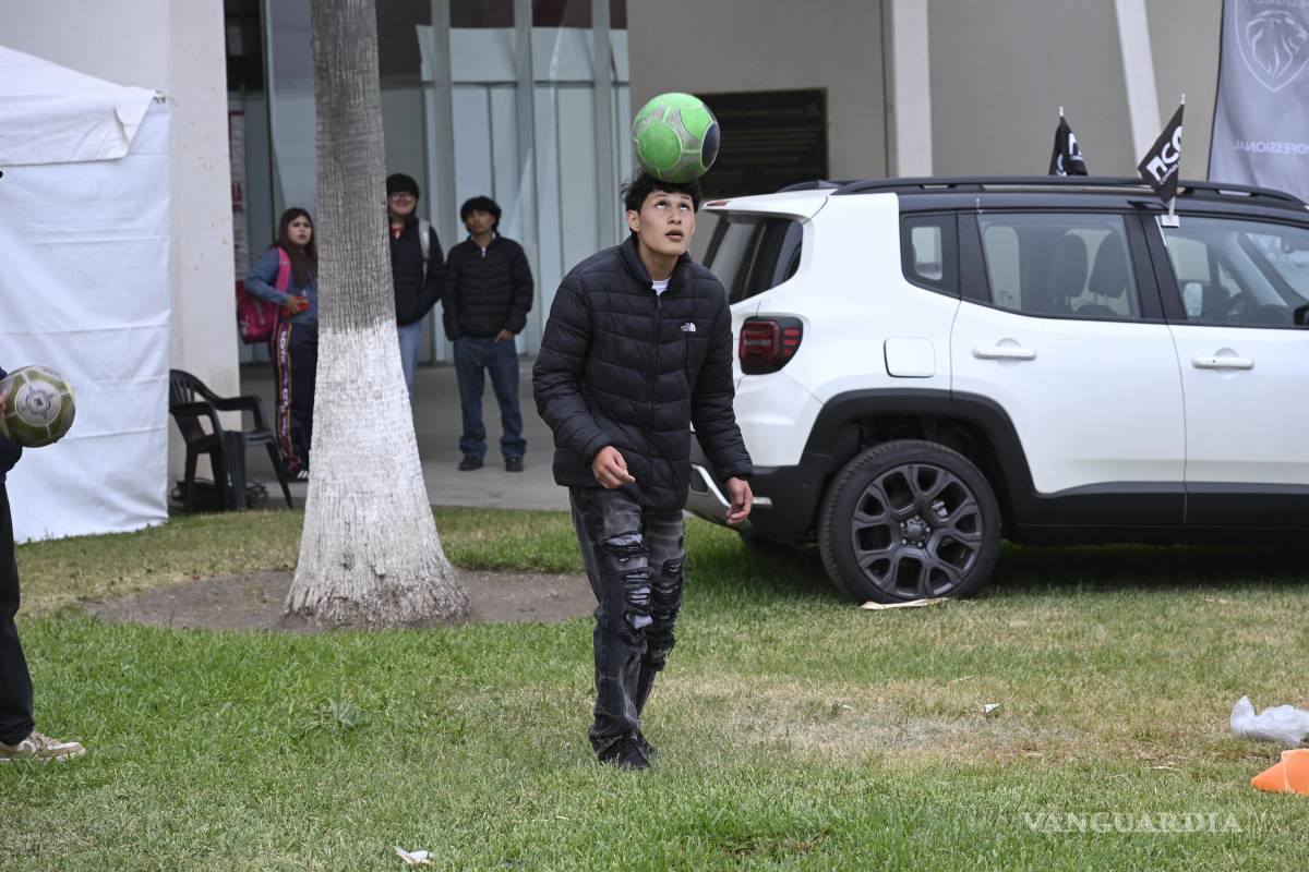 $!Las retas de cinco contra cinco mantuvieron actividad constante en los jardines exteriores del evento.