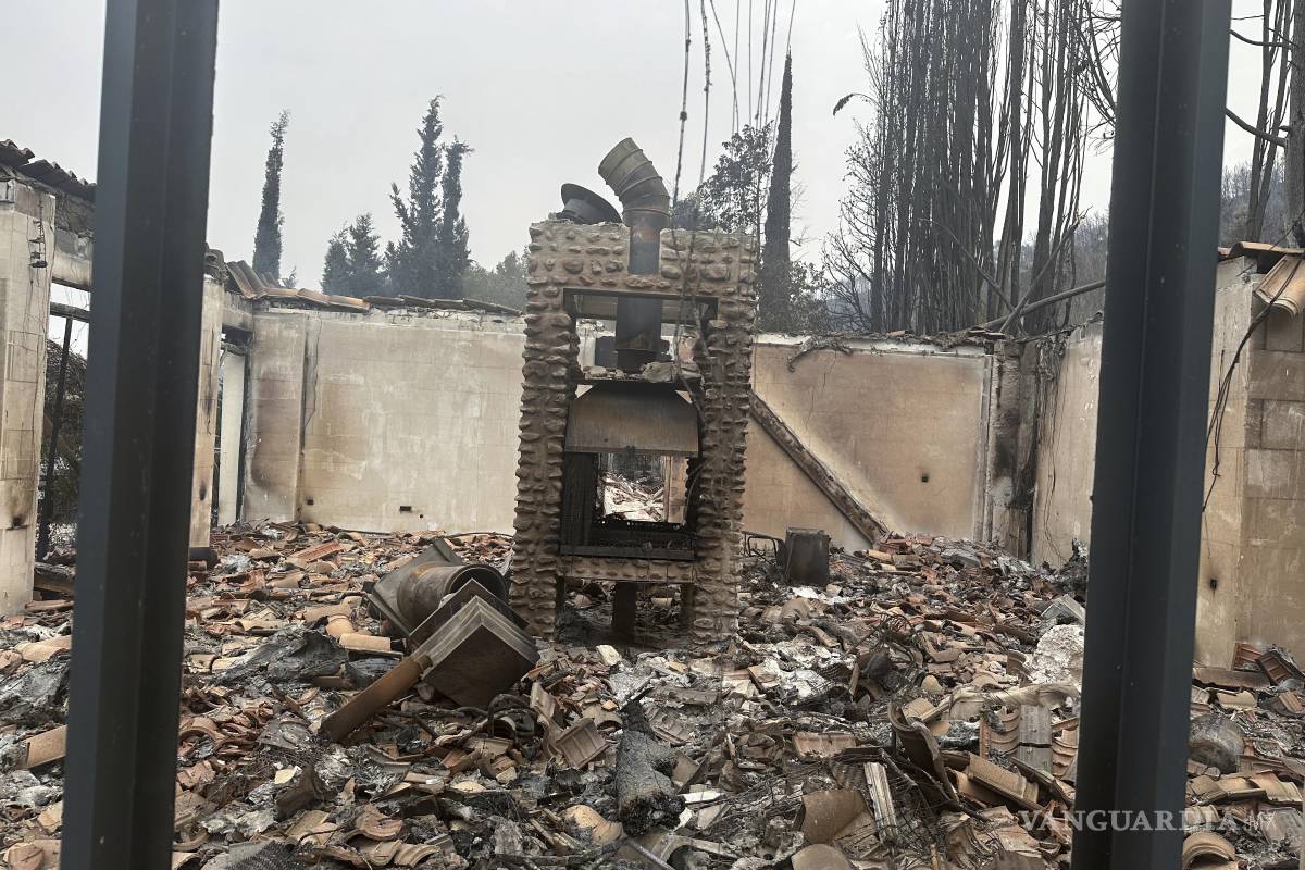 $!Una casa destruida después de que estallara el mayor incendio forestal de Francia, cerca de Durban-Corbières, en el sur de Francia.