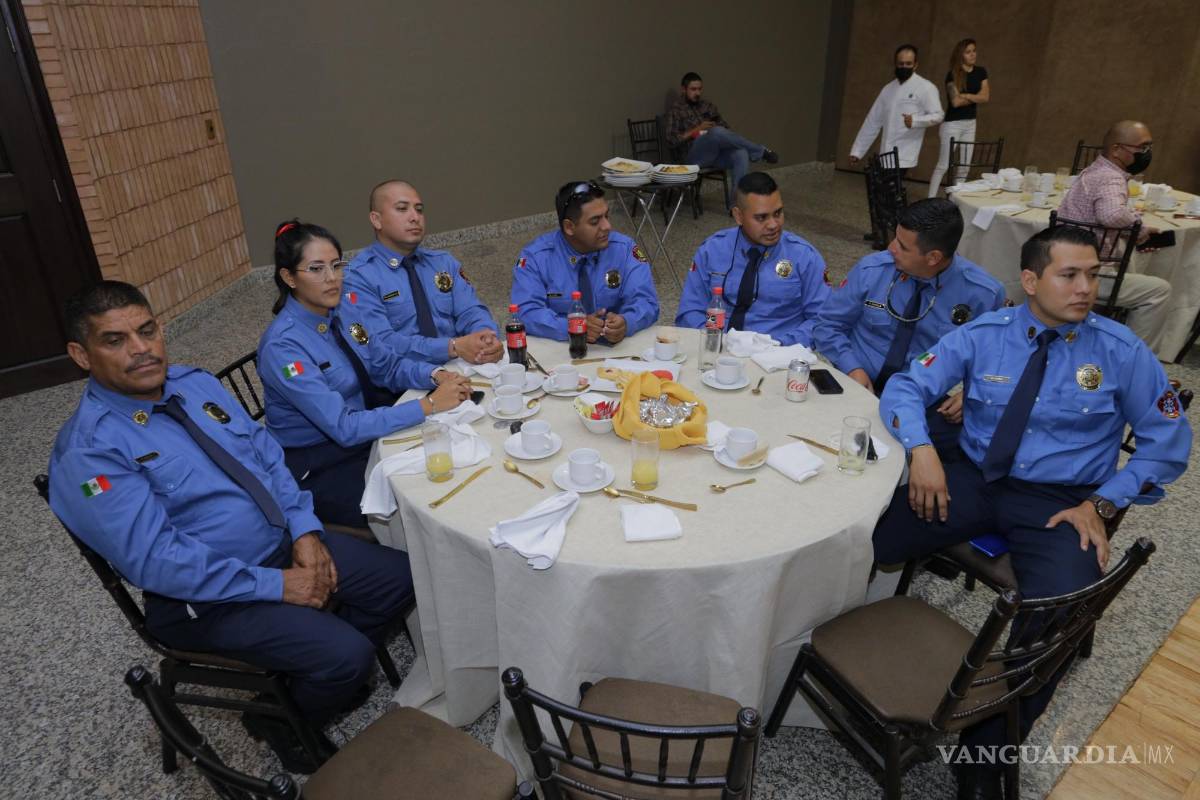 $!Autoridades Municipales y cuerpo de Bomberos se reunieron en la Estación 3 del Departamento de Bomberos de Saltillo para rendir homenaje a los elementos.