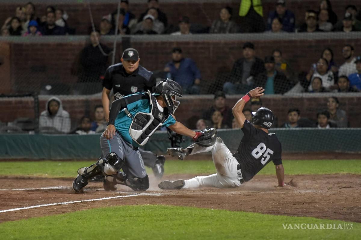 $!Momento exacto donde el jugador de Saraperos ponchaba al de Sultanes.