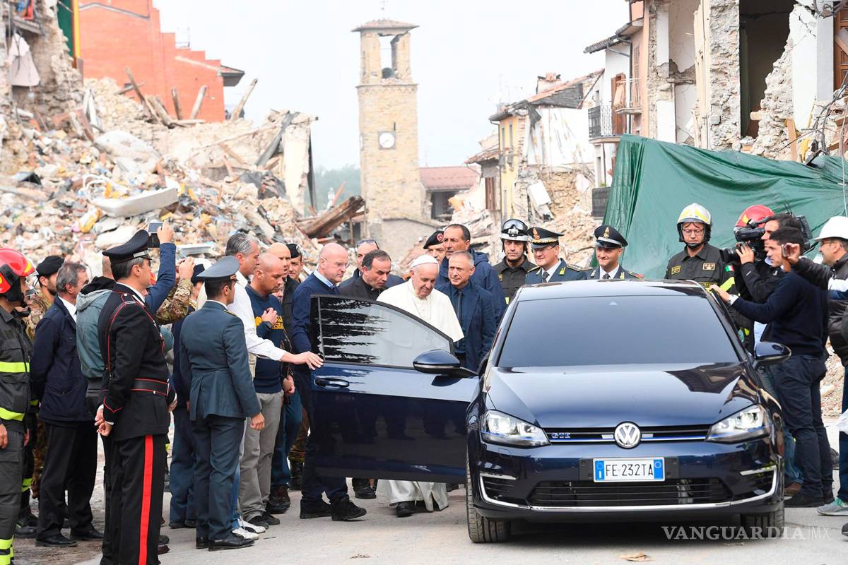 $!Papa Francisco visita de sorpresa Amatrice, pueblo italiano devastado por el terremoto (fotos)