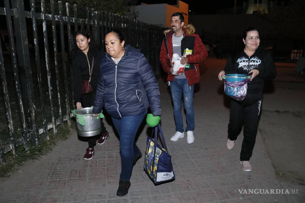 $!En la oscuridad de la noche, mesas se llenan de pan dulce y café mientras personas acuden a brindar apoyo y calidez a quienes enfrentan situaciones difíciles en el hospital.