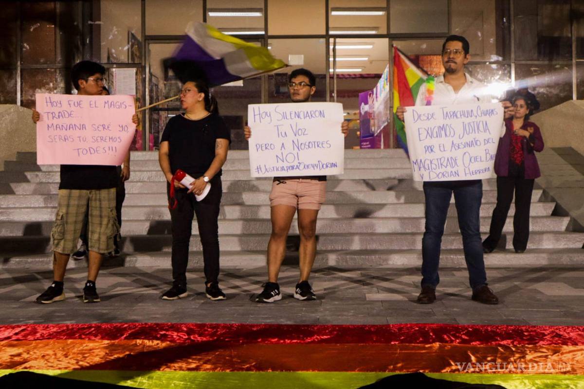 $!Organizaciones Civiles de la Comunidad LGBT+ protestaron en Tapachula, Chiapas, para que se esclarezca la muerte del Magistrade Jesús Ociel Baena.
