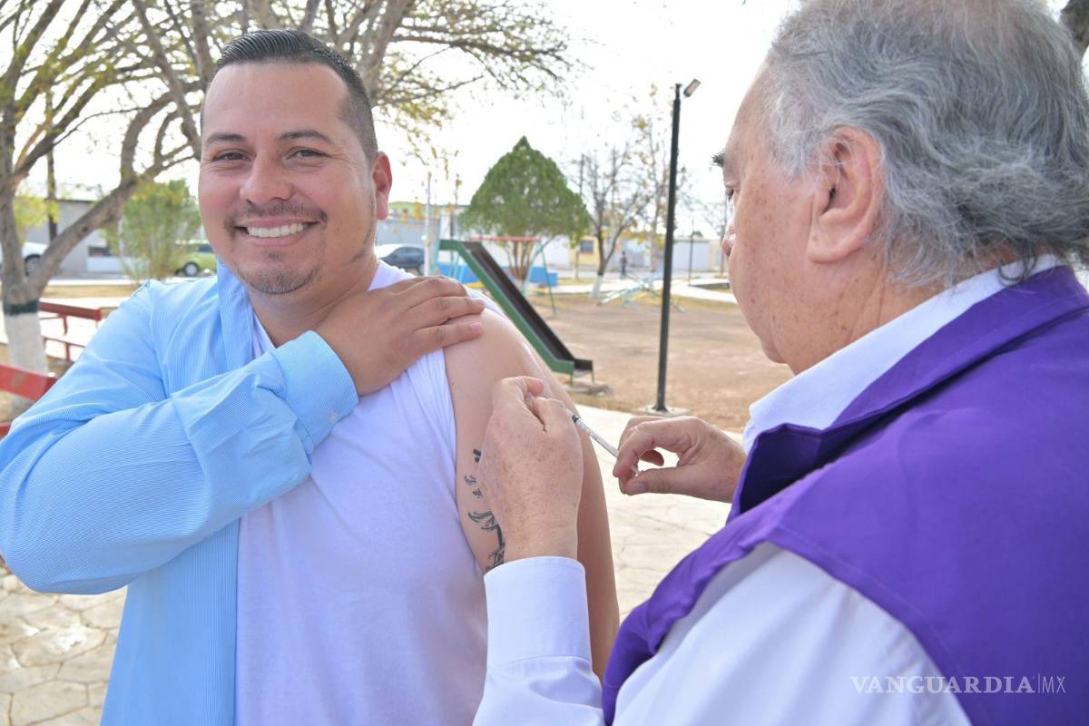 $!El alcalde Javier Flores también se formó para ser vacunado.