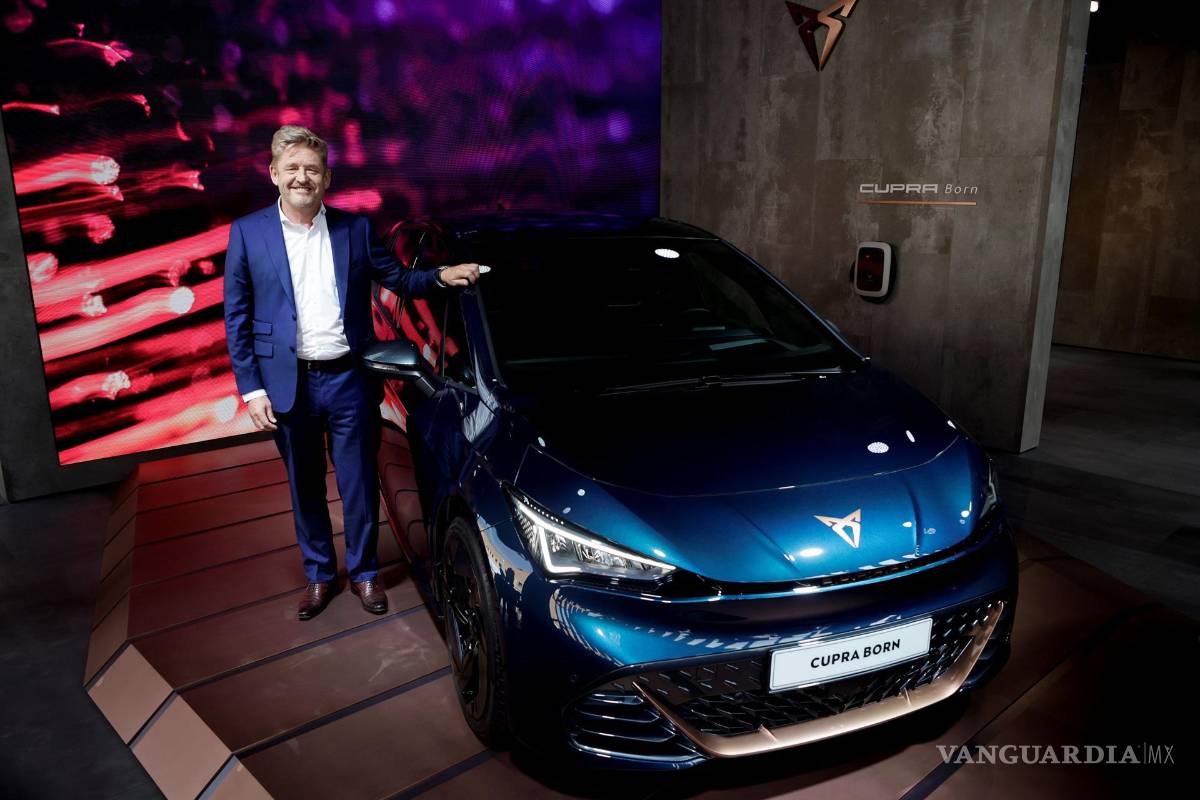 $!El presidente de Seat, Wayne Griffiths, junto a un Cupra Born, durante la presentación de la ofensiva eléctrica de la compañía que ha realizado en el Automobile, el Salón Internacional del Automóvil de Barcelona. EFE/El presidente de Seat, Wayne Griffiths