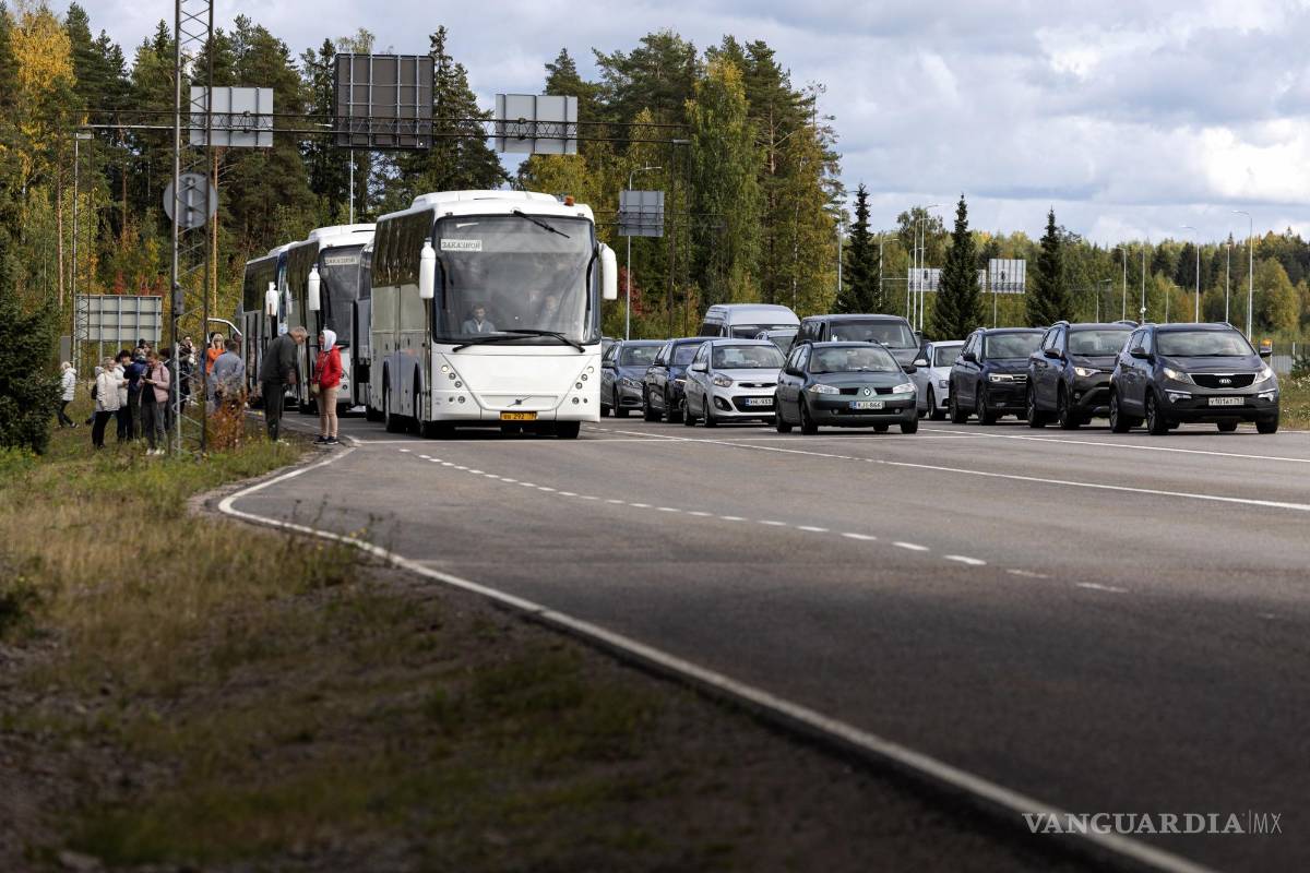 $!Las fronteras de Rusia y Finlandia se han llenado de jóvenes que intentan salir para evitar ir a la guerra.