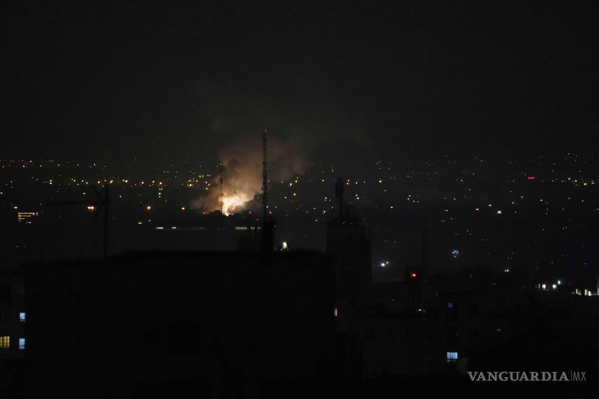 $!Se elevael humo después de una explosión en Teherán, Irán. Hay muchas posibilidades de que los ataques hayan dejado “daños masivos”, dijo Fabian Hinz.