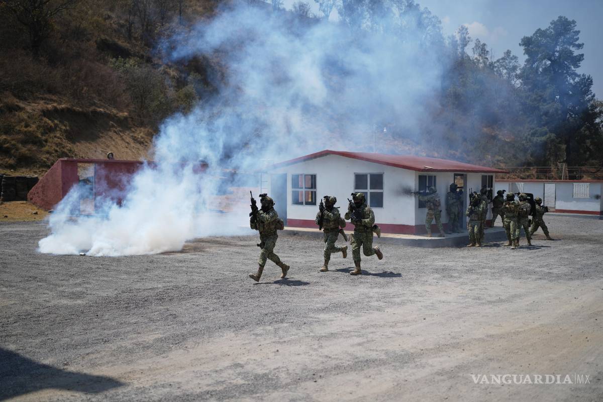 $!Una unidad de fuerzas especiales del Ejército mexicano participa en un simulacro antiterrorista en un centro de entrenamiento en Temamatla, Estado de México.