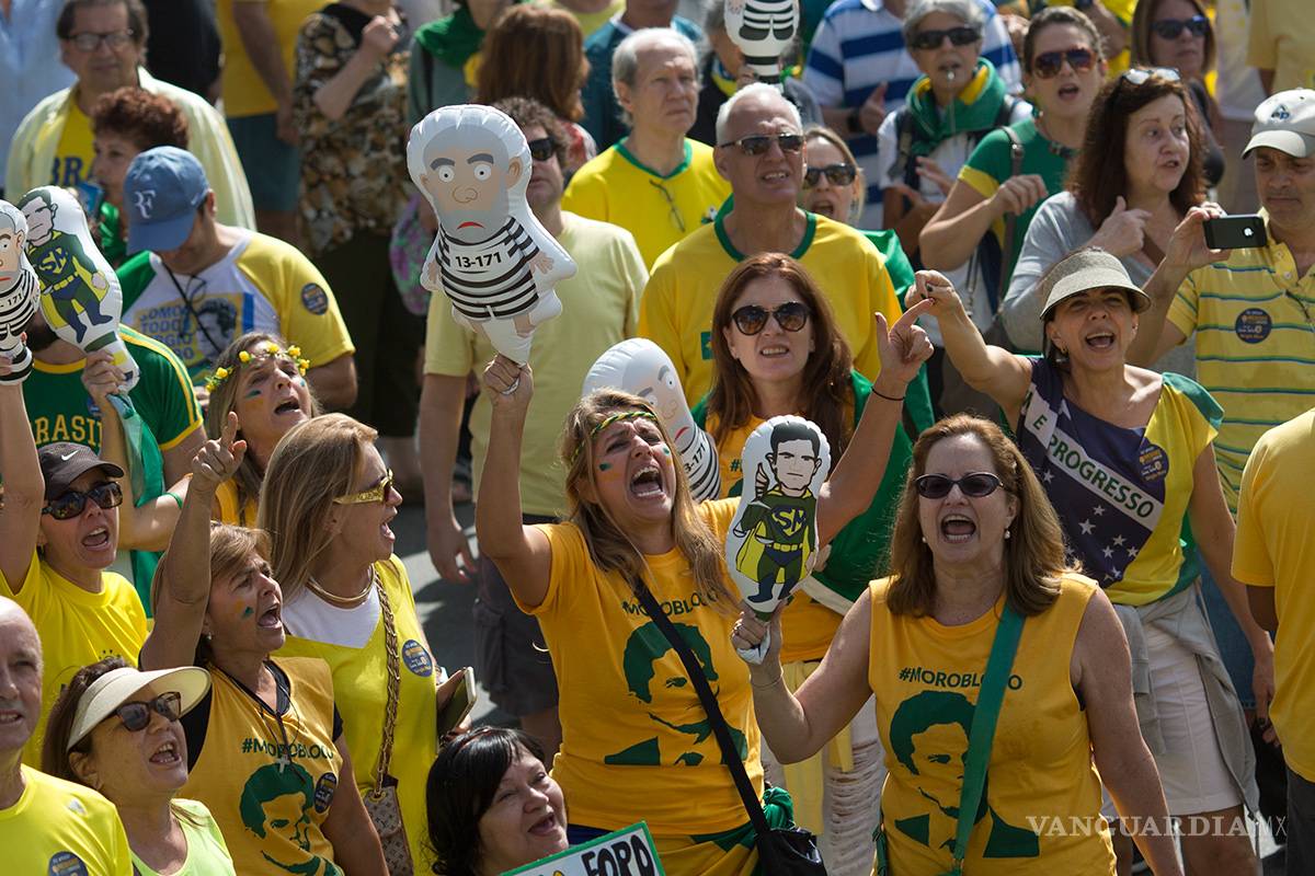 Brasileños salen a las calles a respaldar... y a rechazar a Rousseff