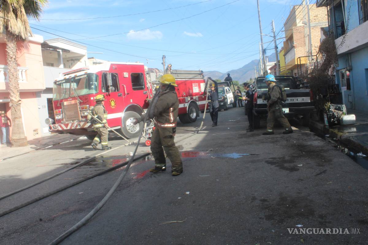 Vecinos rescatan a adulto mayor de incendio en su casa, en Saltillo