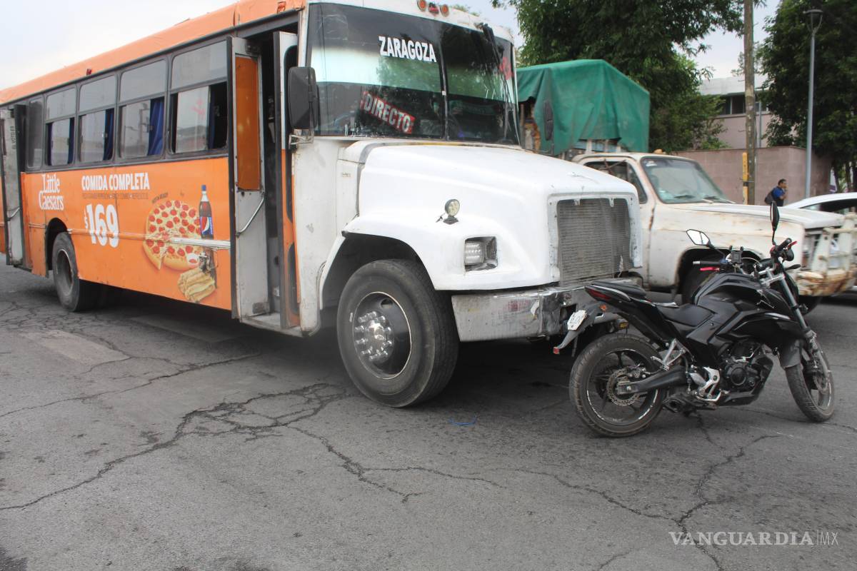 Motociclista de 17 años es embestido por camión urbano en la zona centro de Saltillo