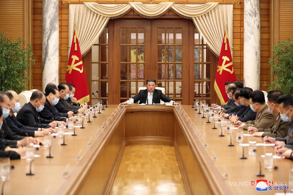 $!El líderde Corea Del Norte Kim Jong-un (c) en un reunión para organizar la respuesta del gobierno a un brote de COVID-19 en Pyongyang.