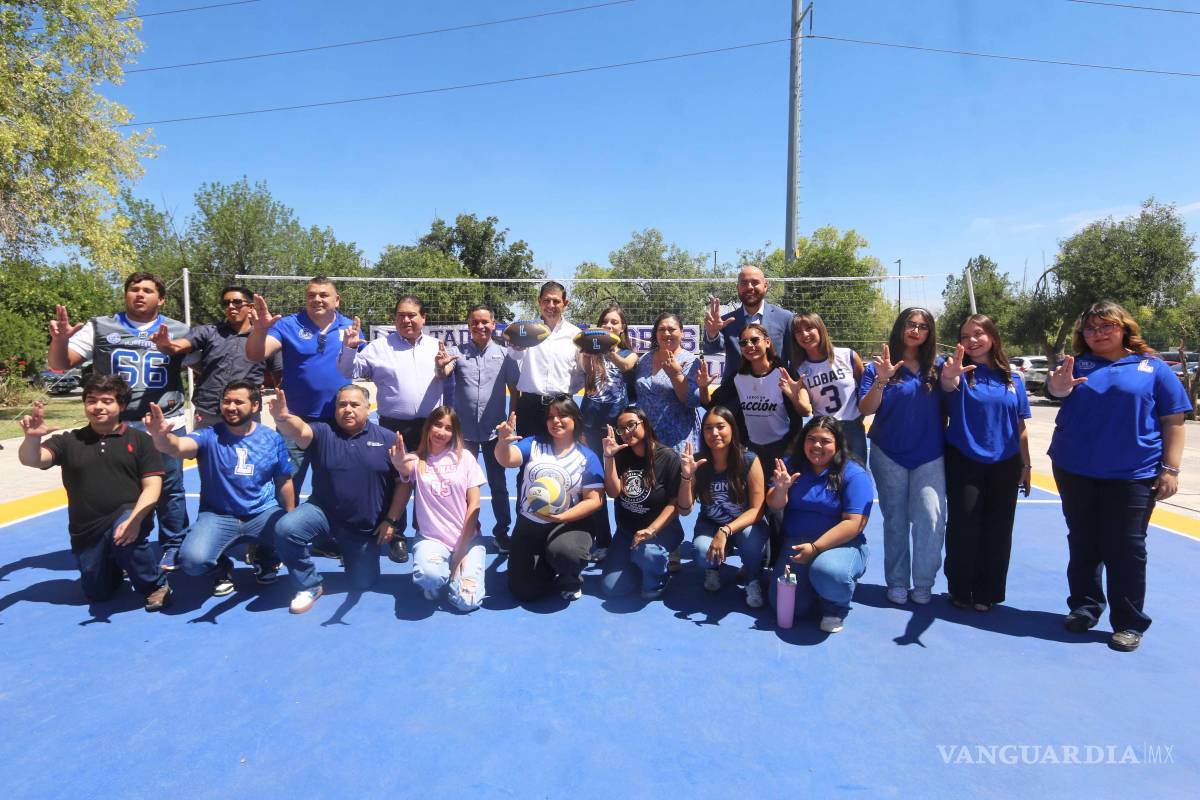 $!Autoridades universitarias, docentes y estudiantes participaron en la inauguración de la nueva cancha de volibol.