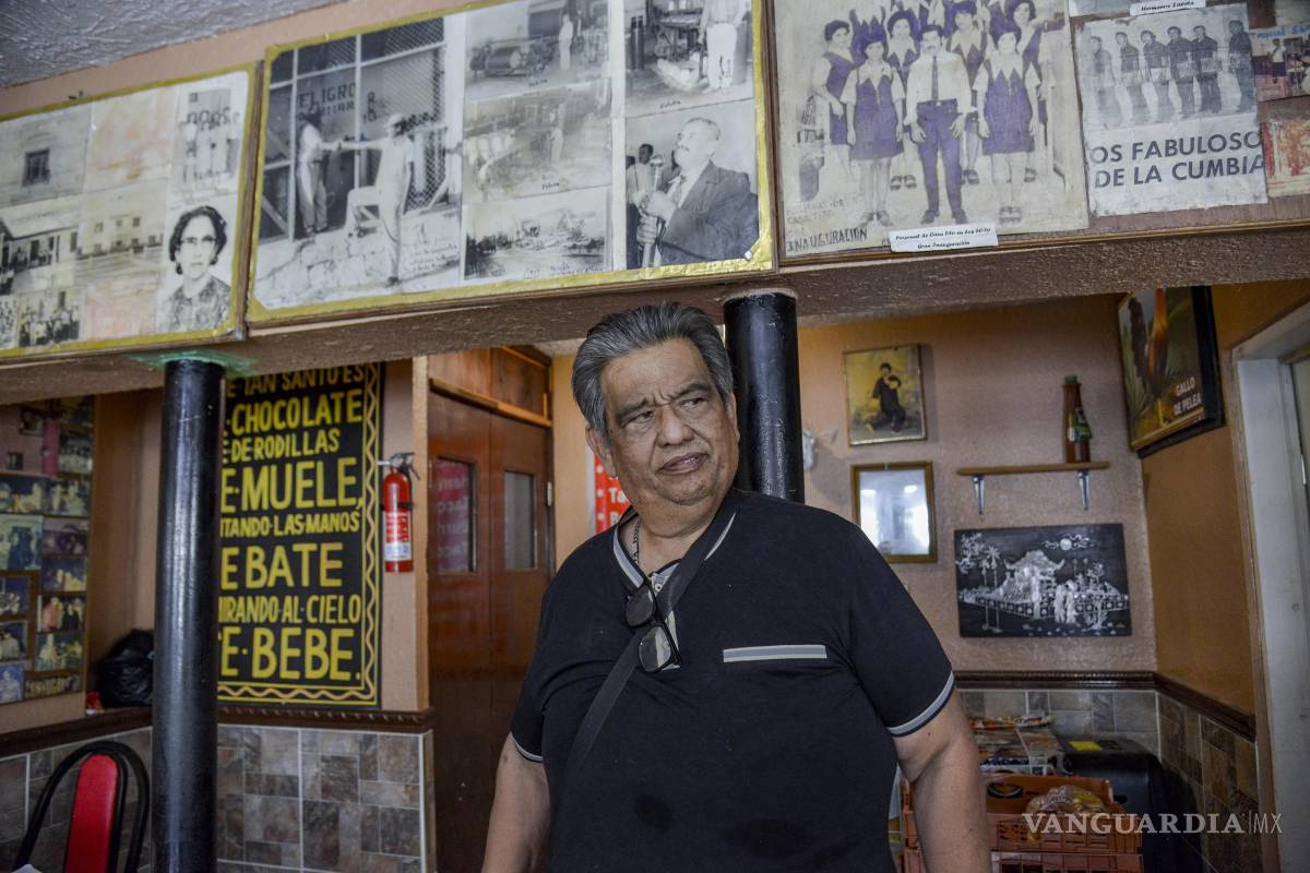 $!Federico Ramos, historiador de Allende, asegura que el joven Arnulfo González fue el primer taxista del municipio y afirma que el personaje ya es del pueblo.