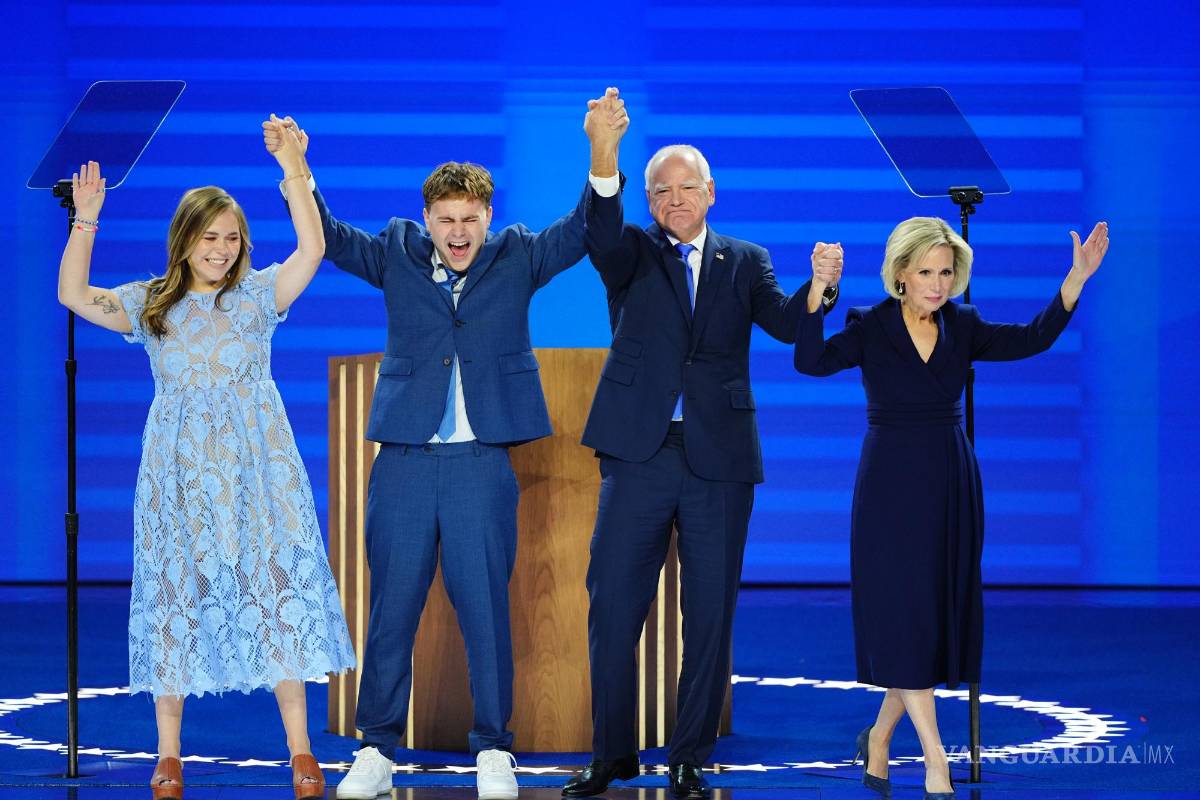 $!De izquierda a derecha: Hope Walz, Gus Walz, el gobernador de Minnesota Tim Walz, candidato demócrata a la vicepresidencia, y Gwen Walz en Chicago.