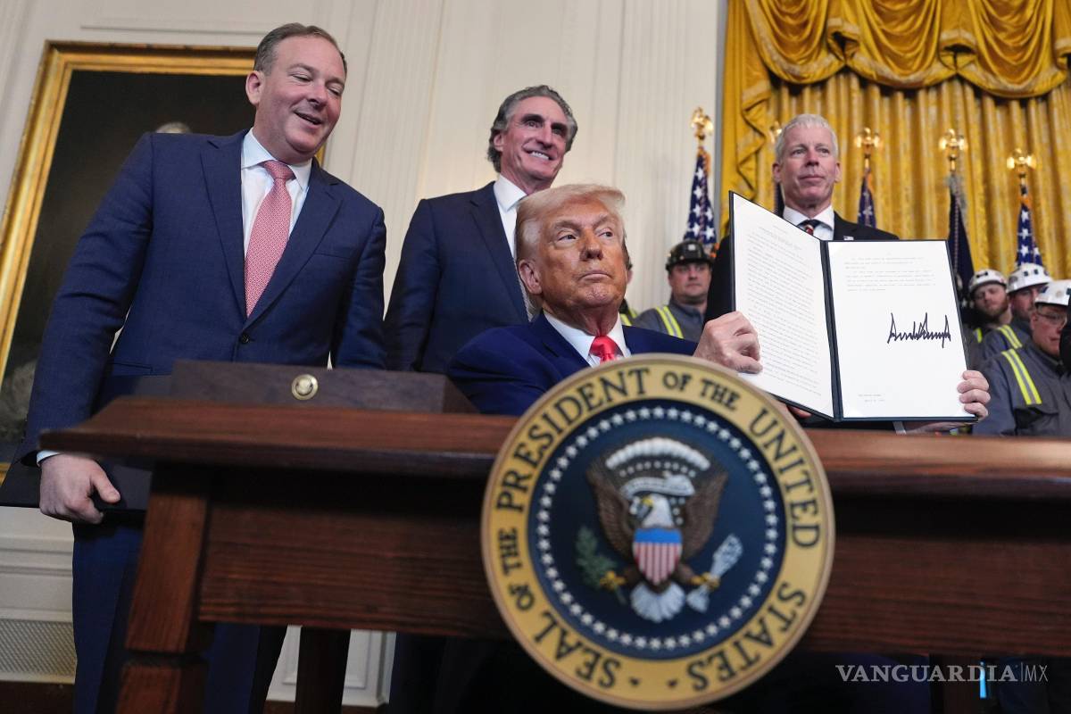 $!El presidente Donald Trump sostiene una orden ejecutiva firmada durante un evento en la Sala Este de la Casa Blanca, el 8 de abril de 2025, en Washington.