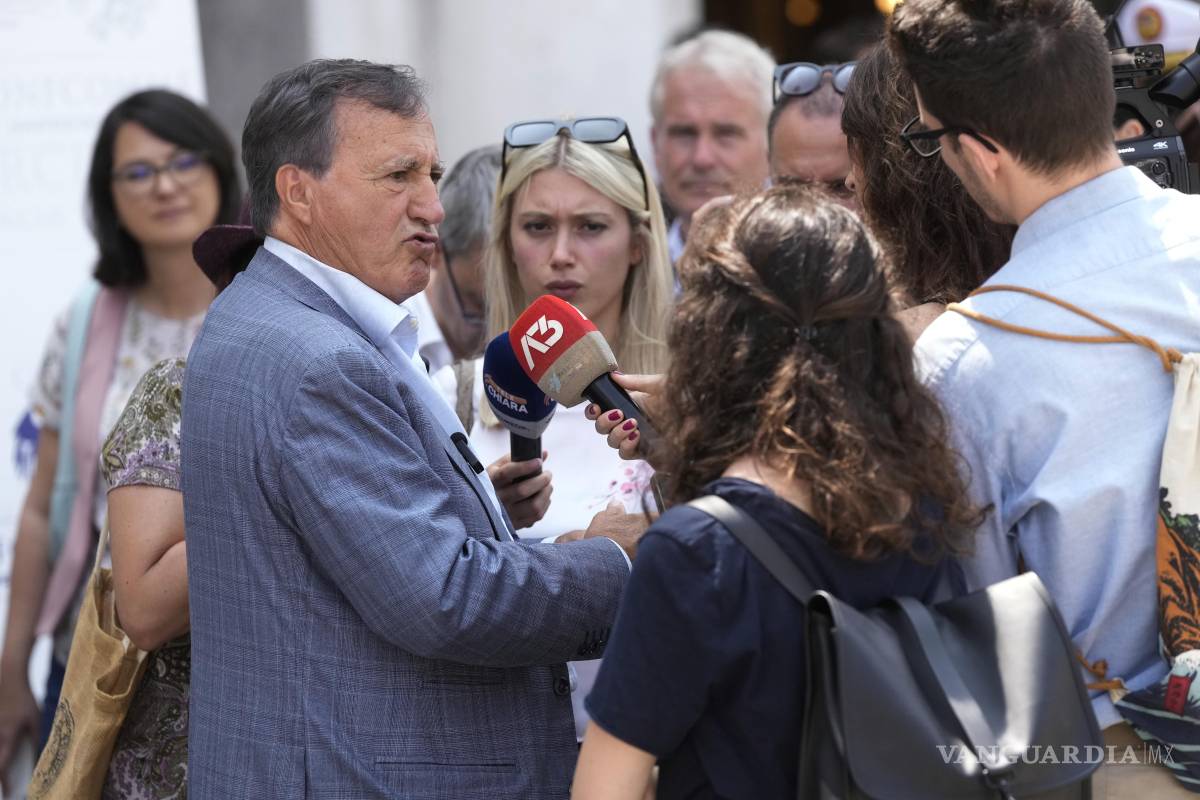 $!El alcalde de Venecia, Luigi Brugnaro, habla con periodistas en la Plaza de San Marcos, Venecia, Italia. El lugar en donde se llevará acabo la ceremonia principal no está confirmado por motivos de seguridad.