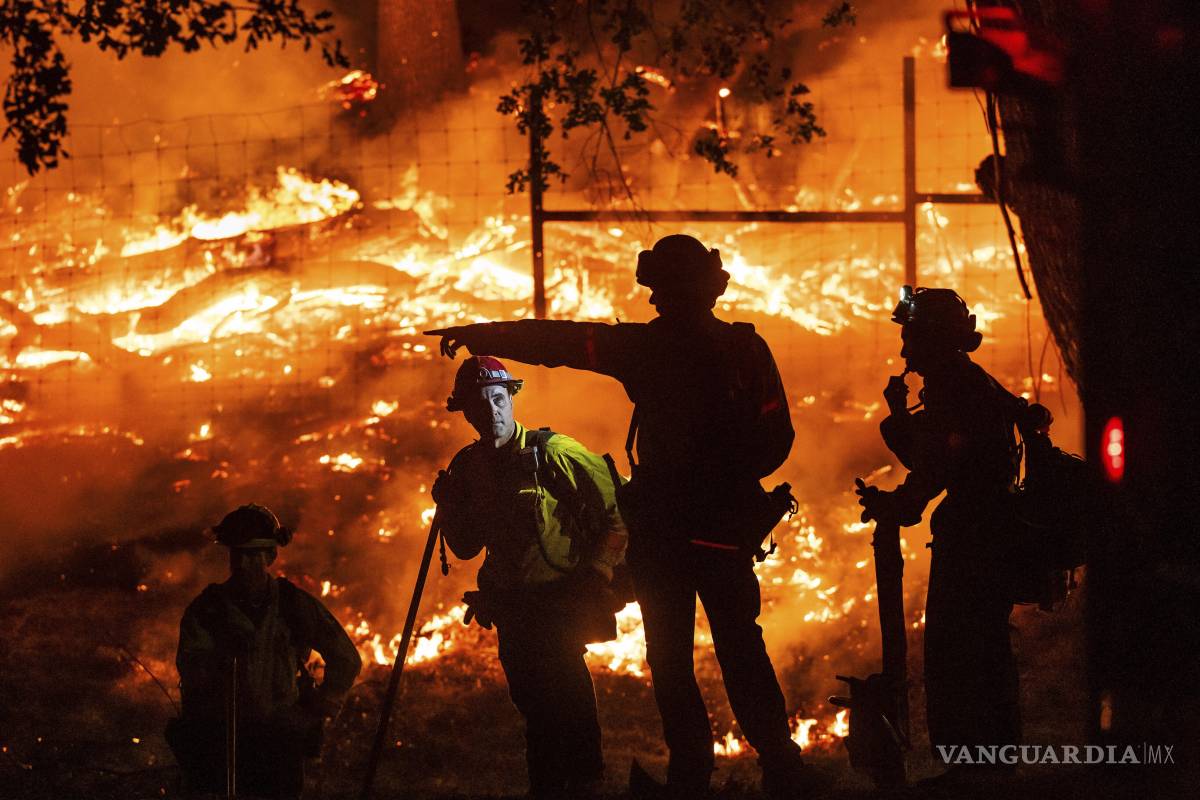 Una ola de incendios de la costa oeste de EU amenaza con destruir hogares en zona vinícola