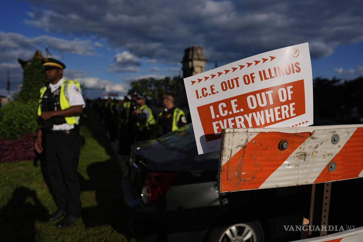 $!Police watch as people hold up signs as they gather during Illinois Coalition for Immigrant &amp; Refugee Rights' Chicago Says No Trump No Troops protest Saturday, Sept. 6, 2025, in Chicago. (AP Photo/Carolyn Kaster)