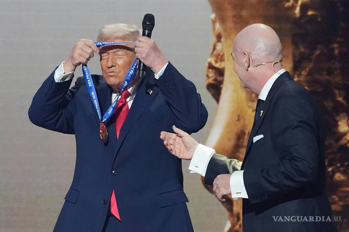 $!Donald Trump recibe el Premio de la Paz de la FIFA de manos de Gianni Infantino, durante el sorteo de la Copa Mundial, el 5 de diciembre de 2025, en Washington.