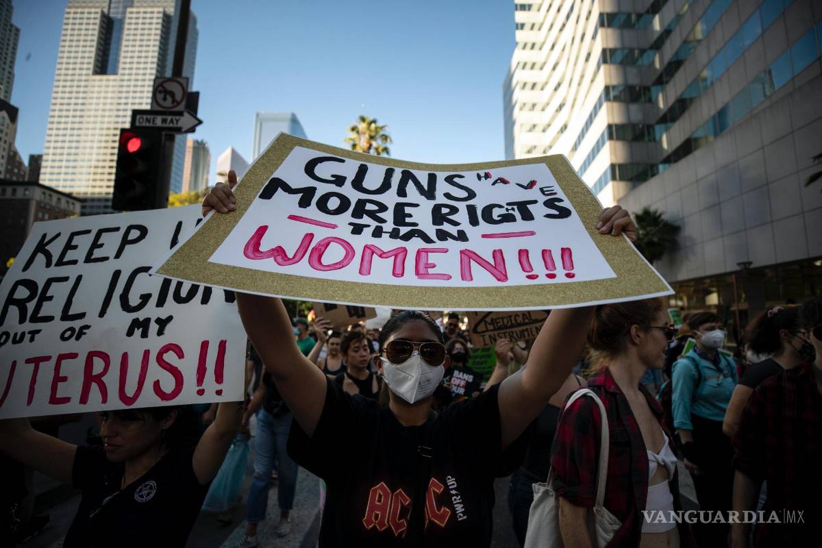 $!Manifestantes a favor del derecho a decidir protestan tras la decisión de la Corte Suprema de EU de revocar el fallo Roe v. Wade, en Los Ángeles, California