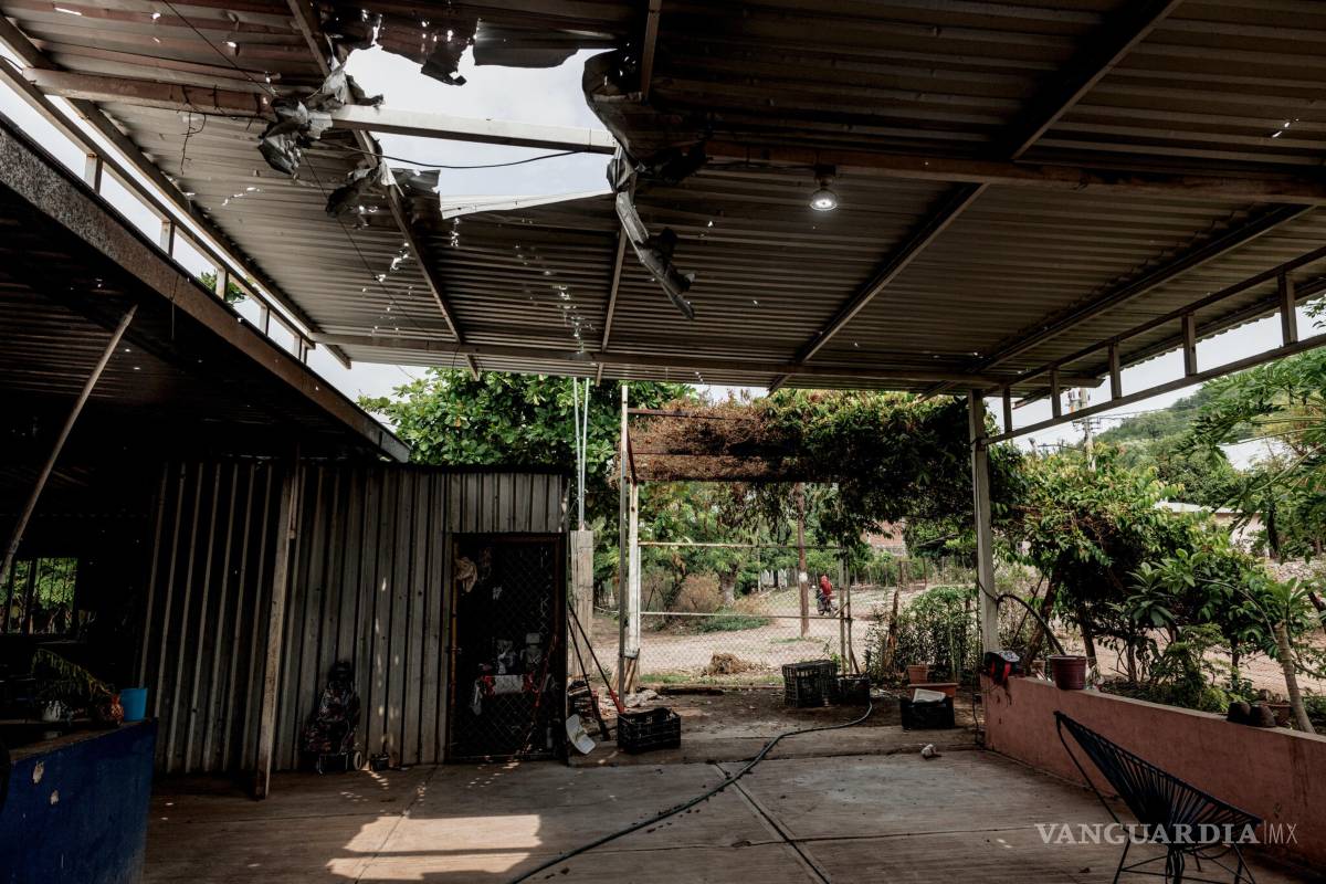 $!Daños provocados por una bomba lanzada por un dron en el techo de una casa en El Guayabo, Michoacán. Los cárteles utilizan artefactos explosivos improvisados.