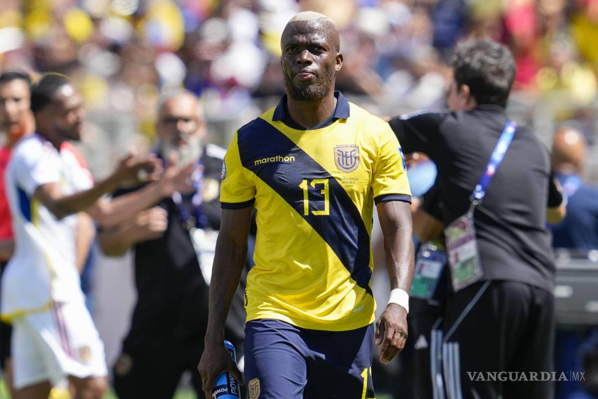 $!Enner Valencia salió expulsado tras casi plantarle los tachones en la cara a Martínez.