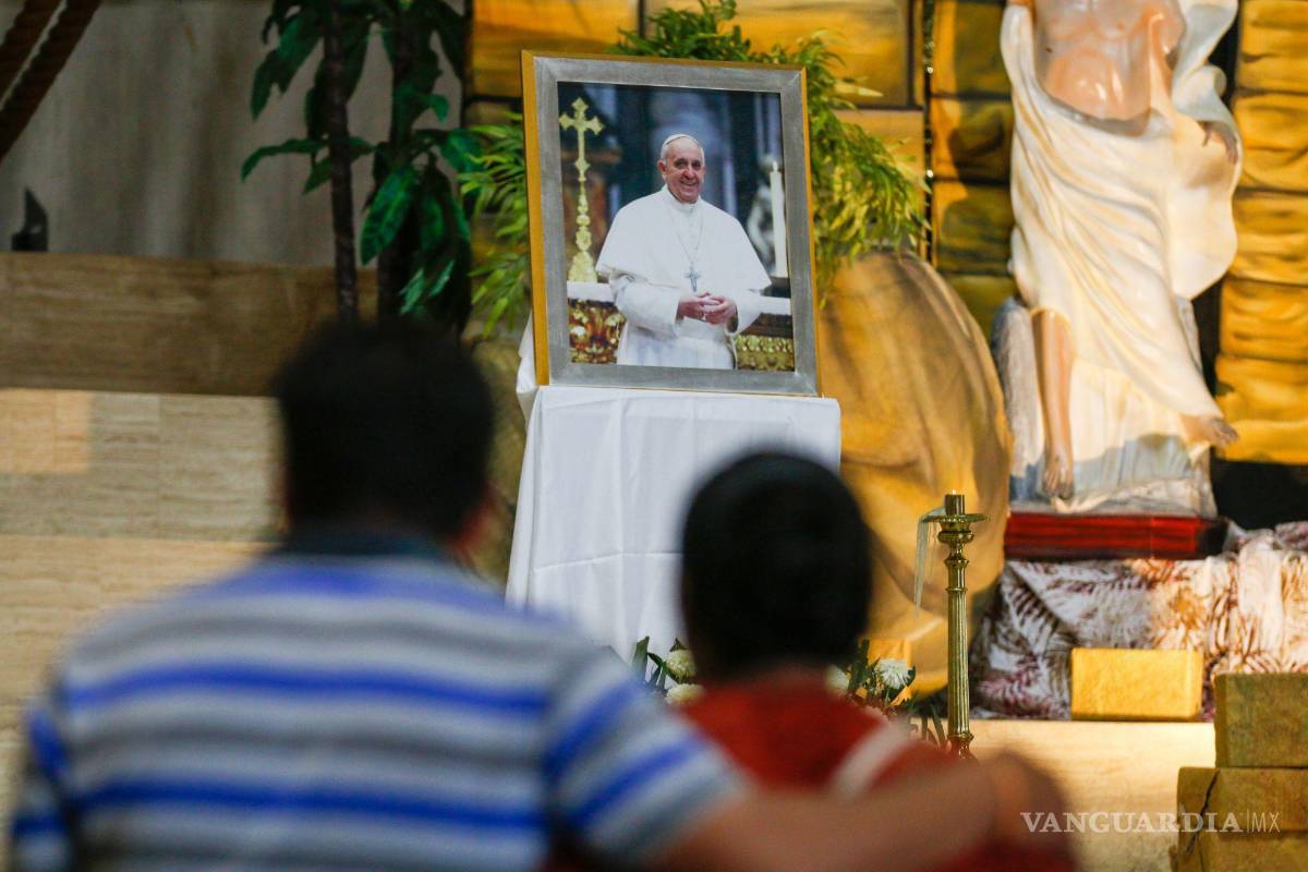 $!Cientos de católicos, acuden a la Basílica de Guadalupe en Monterrey, para despedir al Papa Francisco en una misa con su fotografía.