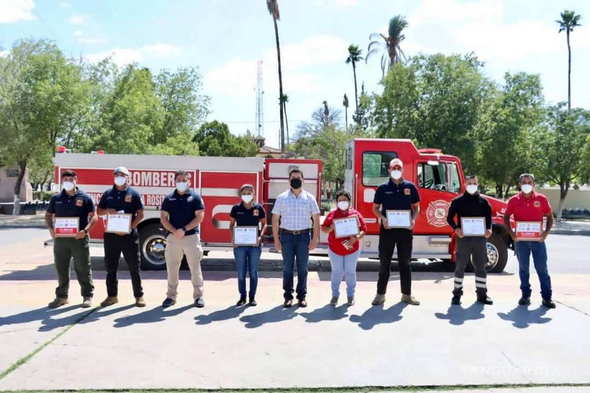 Entrega Presidente municipal de San Juan de Sabinas reconocimientos y estímulos económicos a bomberos para celebrar su día