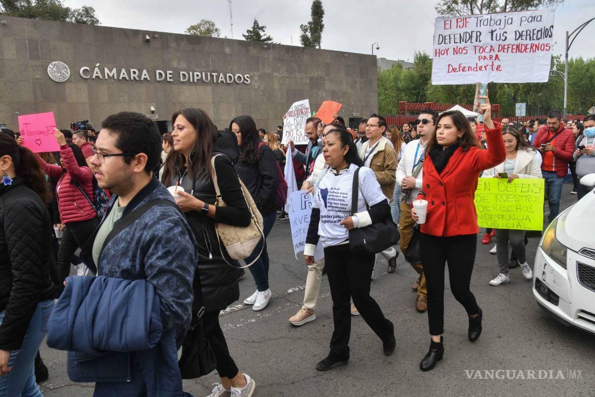 $!Integrantes del Sindicato de Trabajadores del PJF se manifestaron al exterior del Consejo de la Judicatura Federal, Edificio Sede San Lázaro en CDMX.