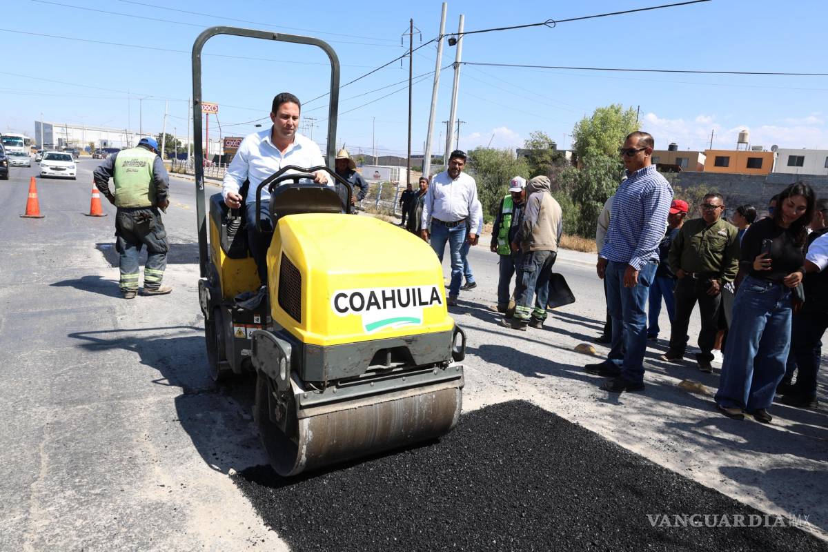 $!Las cuadrillas municipales continúan aplicando pintura amarilla y blanca en bulevares y avenidas de Saltillo, reforzando la seguridad vial y el orden en la circulación.