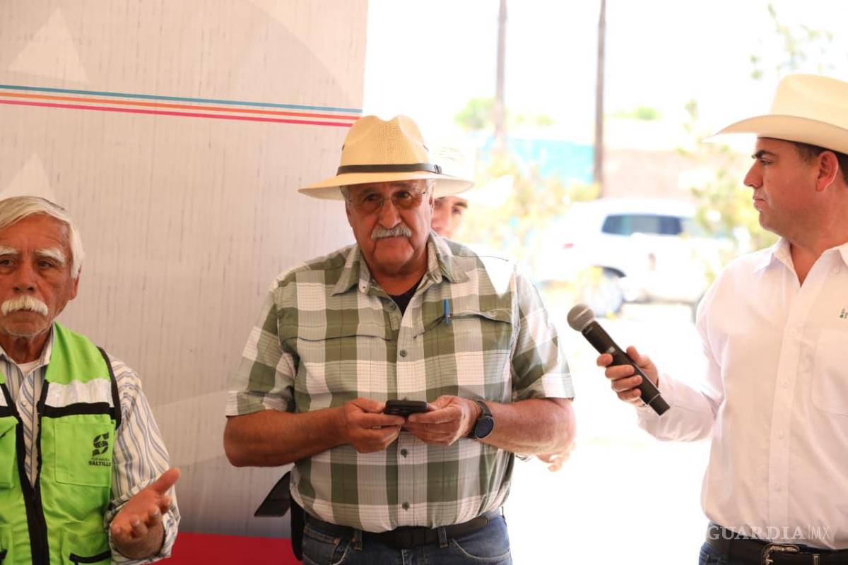 $!Autoridades municipales y habitantes del ejido San Juan de la Vaquería participaron en el arranque de los trabajos de rehabilitación de la plaza pública.