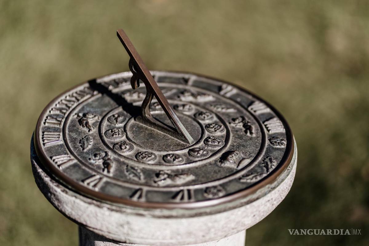 $!Reloj de sol asentado sobre un pedestal de cemento..