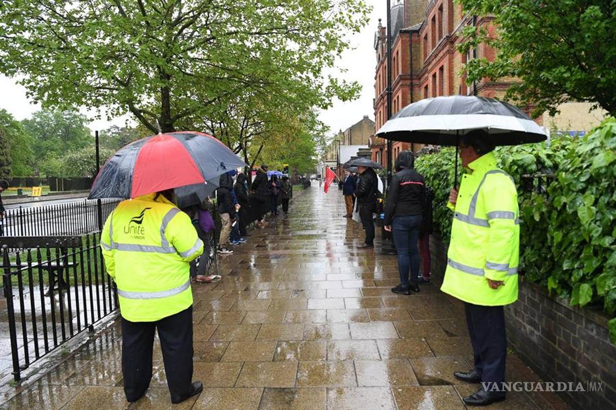 $!Rinden tributo a trabajadores de la salud fallecidos por COVID-19 en Reino Unido